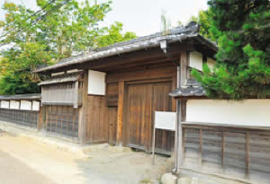 高橋家の門・塀(市指定史跡)