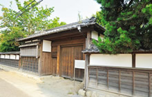 7. 高橋家の門・塀